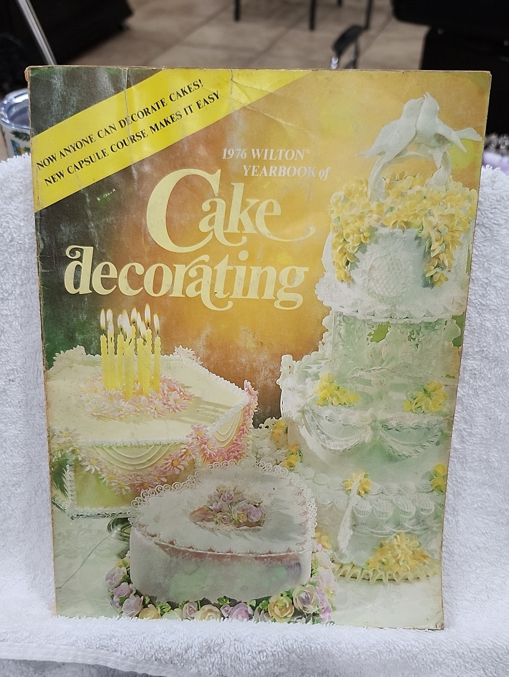 VINTAGE 1976 WILTON YEARBOOK OF CAKE DECORATING